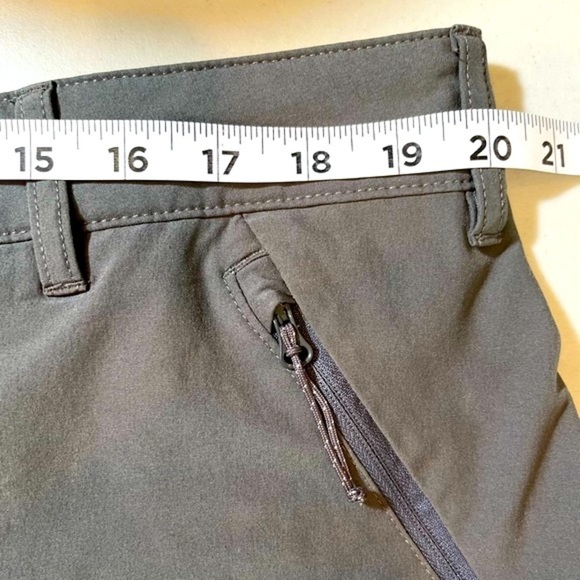 COLUMBIA Lightweight Performance Shorts 4 Zip pockets Olive Green Waist 40" - Picture 9 of 9